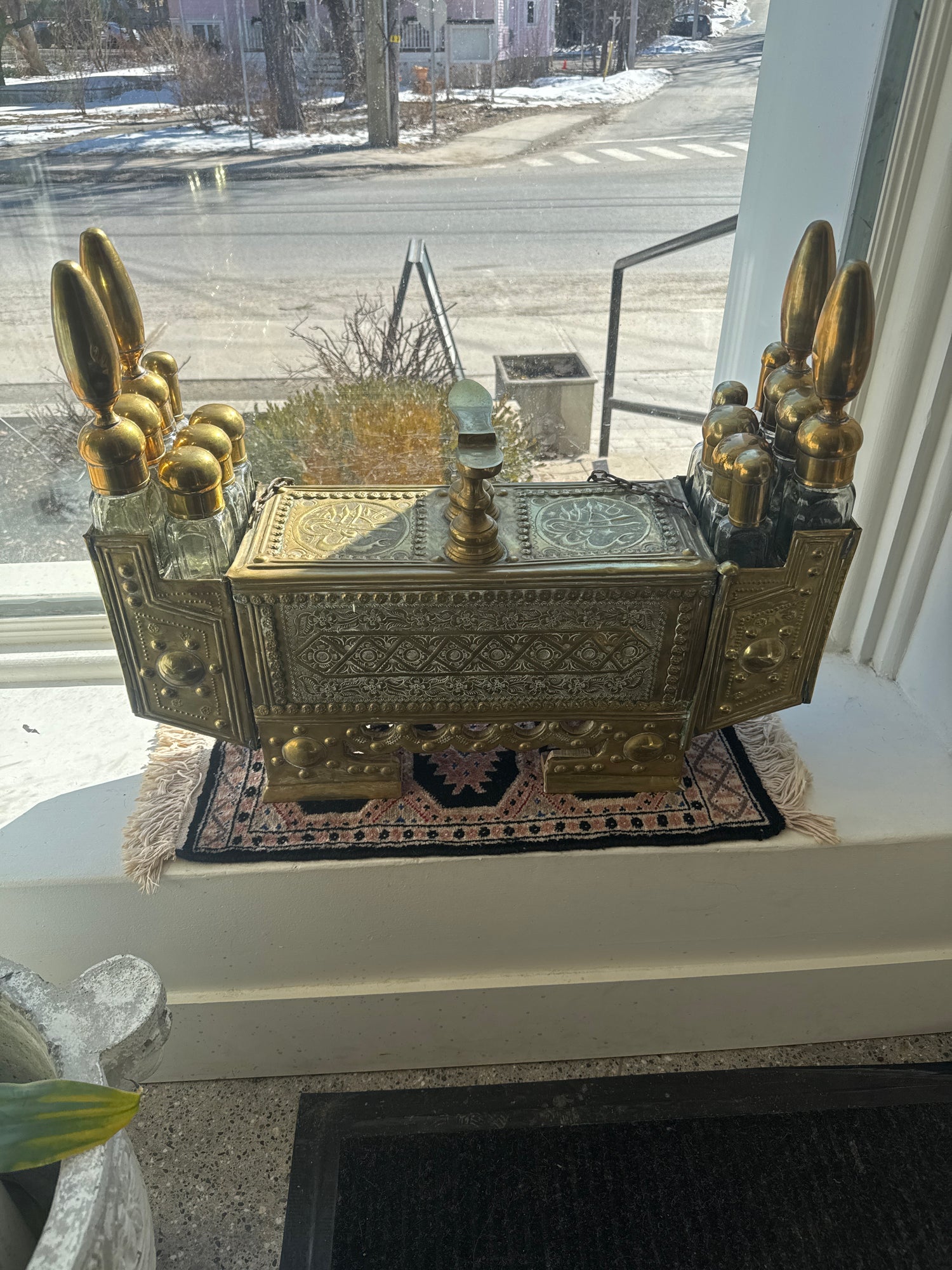 Présentoir décoratif pour cireur de chaussures en laiton repoussé turc du XIXe siècle
