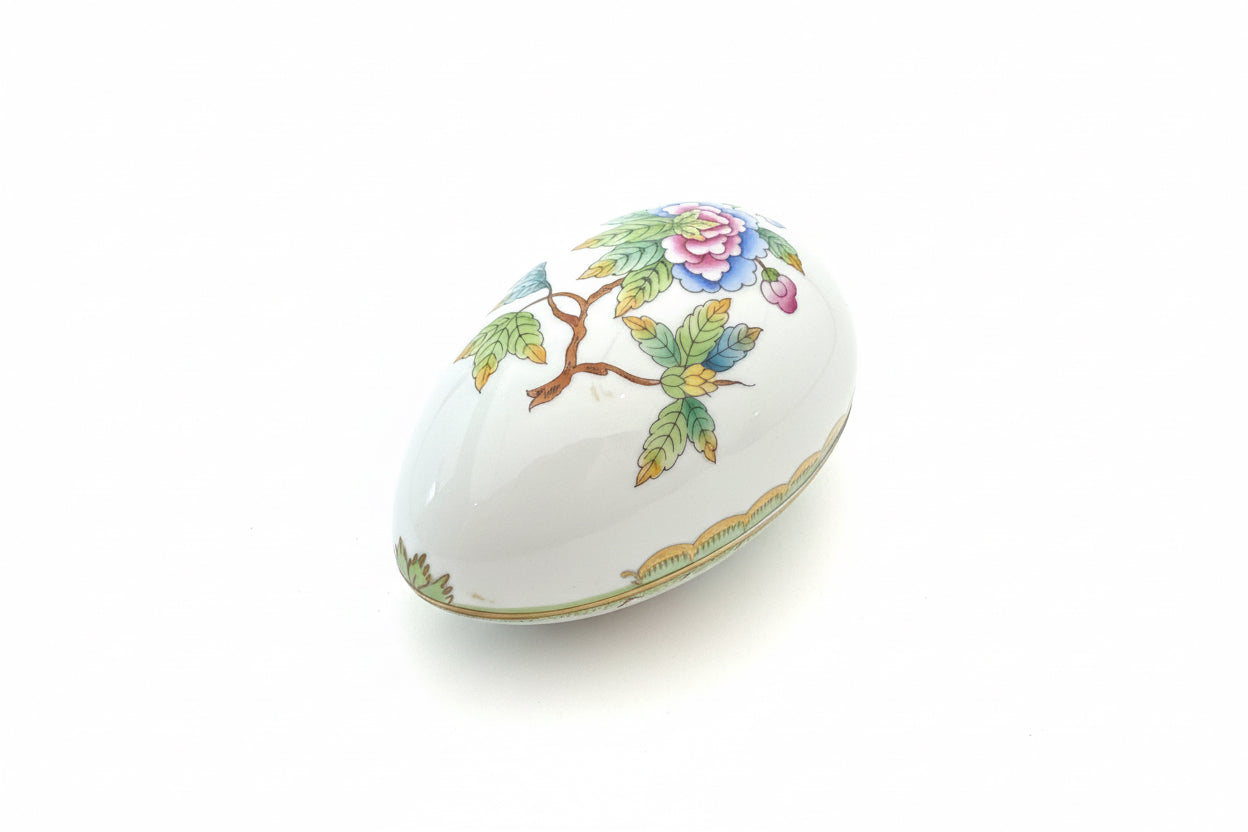 Œuf en porcelaine Herend motif Reine Victoria