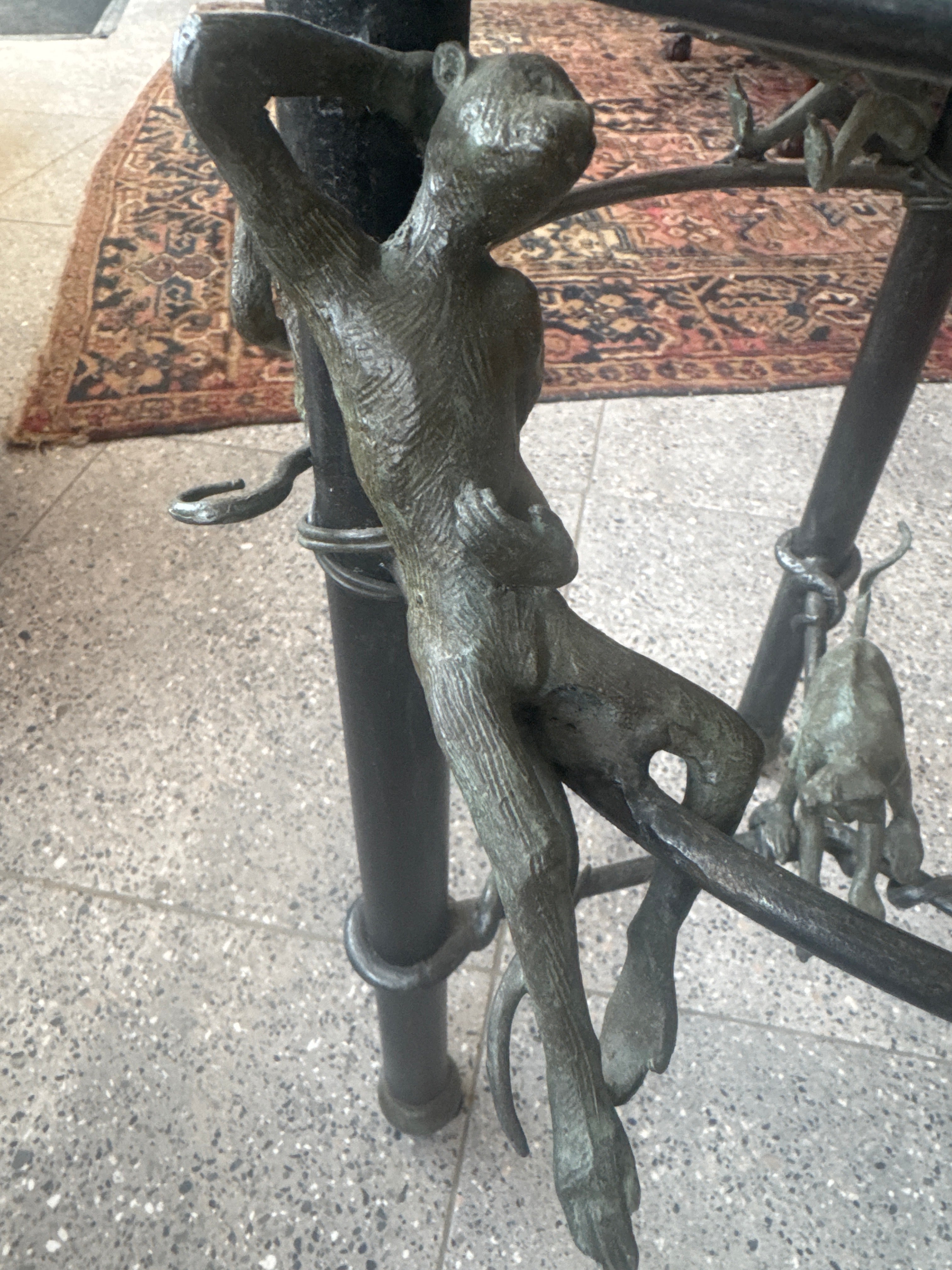 Table vintage pleine de singes. Table d&