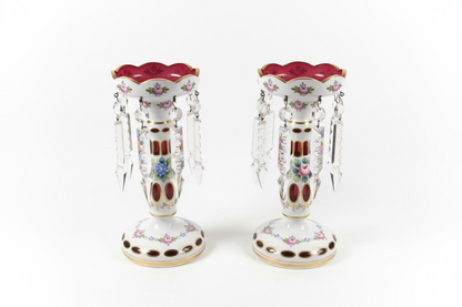 Paire de lustres antiques en verre canneberge